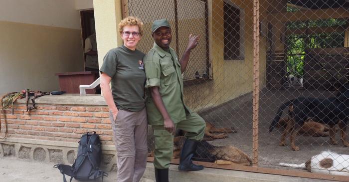 Dr. med. Annette Kotzur und Christian Shamavu am Hundezwinger