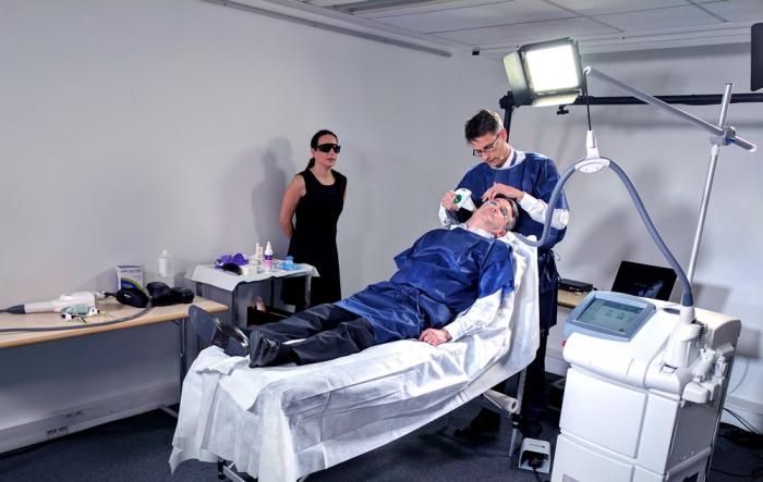 Dr. Feise bei der Live-Behandlung Dr. Feise bei der Live-Behandlung